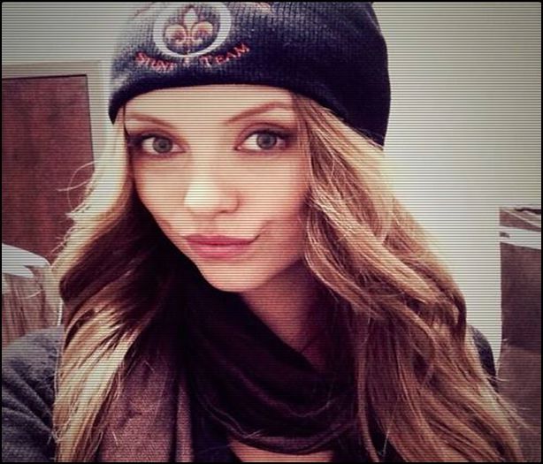 ♚ .nɘɘυp ♔ . [# pocnește din degete și face să apară Klaus pe canapea,merge [cl]; în fața canapelei și se apleacă umpic înspre el , se uită la rănile alea . ce naiba ți-au făcut ?
