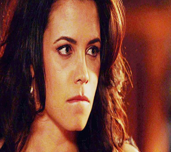 》*da din mana spre Freya ca s-o opreasca si-i scoate mana din Klaus si-i cauzeaza dureri*