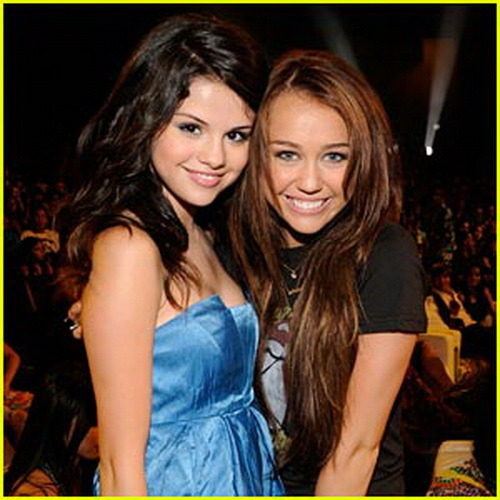 miley-cyrus-selena-gomez-teen-choice-awards-12[1] - selena gomez