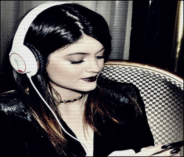 - [# merge unde`i zice acolo un politist [cl]; ia telefonu ala [presupun ca te referi la chestia aia cu 2 telefoane si cu geam intre persoane ] heii ..
