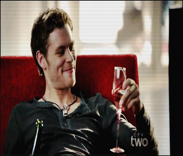 ♚ .nɘɘυp ♔ . [# într-un magazin stă cum stătea în scena din poză ,dea dintr-un pahar.