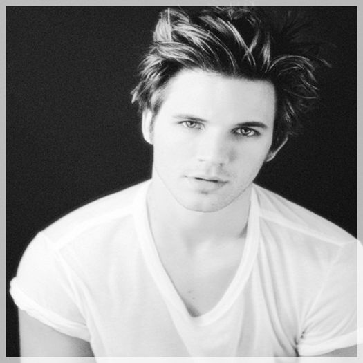 █ ▄→ ţi-e mai bine fără mine niina. nu vreau să te rănesc dar asta trebuie să se -cl-; întâmple. eu ies de aici la bătrâneţe, dacă mai ies viu. promite-mi că mă vei uita şi că vei avea o viaţă nouă aşa cum meriţi. eşti tânără şi ai tot viitorul în faţă. eu nu
