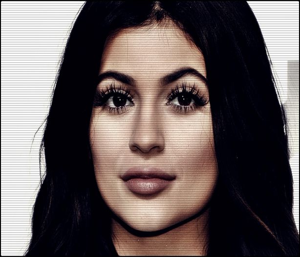 -[cl] [#intra-n bloc , avea cam tot rimelu curs pe fata de la plans , inca; mai plangea , merge spre lift , tresare cand le vede, lasa capu`-n jos . heii
