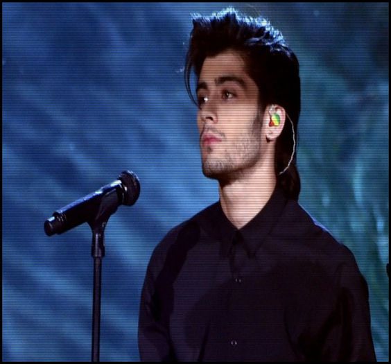 ↘. [o mângâie pe spate] Cu plăcere. :) #Niina .. Bine.. vroiam să stau şi eu cu voi. :3 :-? #Adda ..