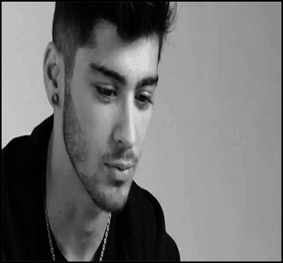 ↘. [se aşează pe un fotoliu] Bine, şi eu. :) #Andru ..