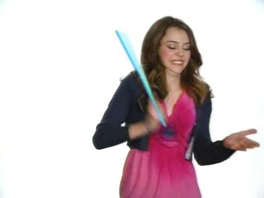 UNSNALYHTVWFEYZYDTM - miley intro disney channel