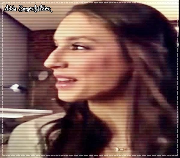 Ce face Alexandra sub birou?