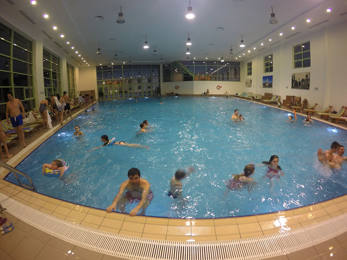 Toplita si  oameni la bazin - Urcatul la stana cu vacile in Dealul Alb-2015