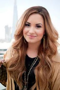 2.Demi-Lovato - alege 1