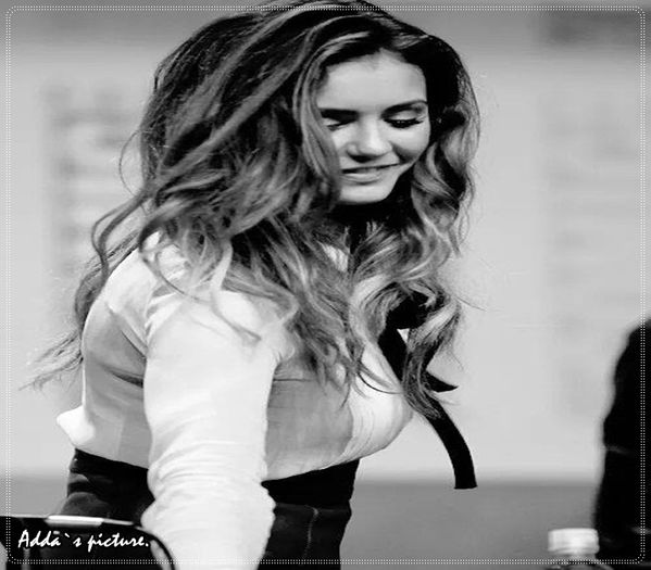 clk *coboara de sus si citeste biletul si zambeste* Awwww Tatia ly merciiii; ;x;x;x *isi baga biletul in geanta* =))) +++ *se uita ciudat la vibr;;;;;;atoare* Tipic tie , my girl =))))))))))
