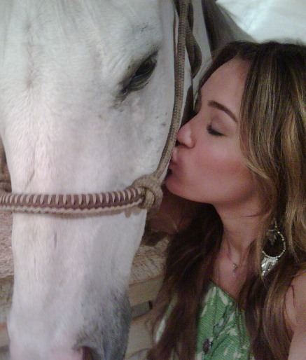 miley-cyrus-kissing-horse-picture - miley poze rare