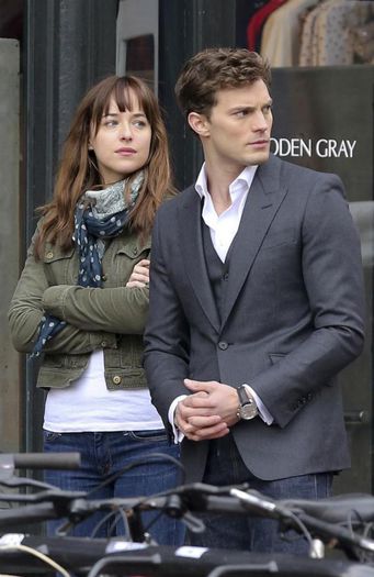 dakota-johnson-y-jamie-dornan-en-una-escena - 50 de umbre intunecate ale lui grey