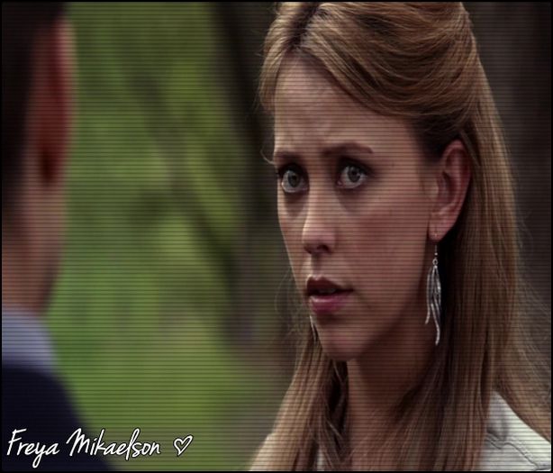 ♚ .nɘɘυp ♔ . [cl] aș zice că mă joc cu ea , da sigur mă bate după când revine; la forma ei normală [#râde ușor . tu ce faci ?
