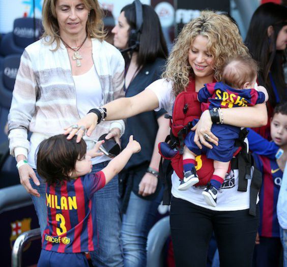 Photos-Shakira-et-Gerard-Pique-premiere-sortie-officielle-avec-Milan-et-son-bebe-Sasha_portrait_w674