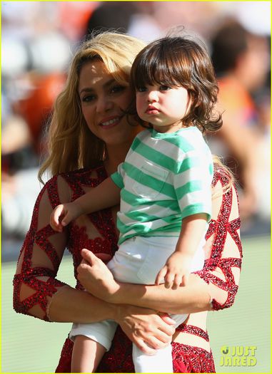 shakira-brings-cutie-son-milan-on-stage-after-world-cup-closing-ceremony-performance-02