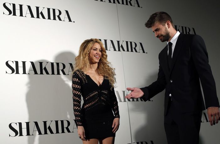 442721-colombian-singer-shakira-and-barcelonas-soccer-player-gerard-pique-r-p