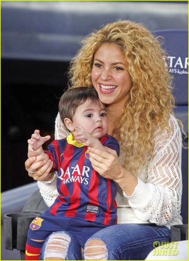 shakira-baby-milan-cheer-on-gerard-pique-01