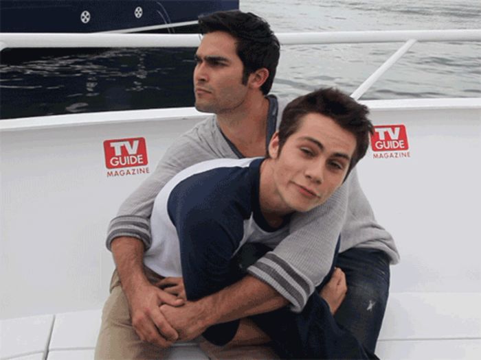 *se pune la Derek in brate*Ce faci tati ? :X