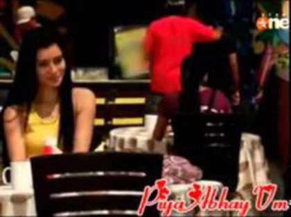 (Piya tocmai ce citi un alt mesaj amuzant de la sora ei,si zambea) - Epi6-Presupuneri