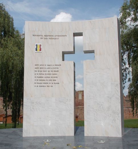 Monumentul REZISTENŢEI ANTICOMUNISTE. - PELERINI PRIN TARA FAGARASULUI