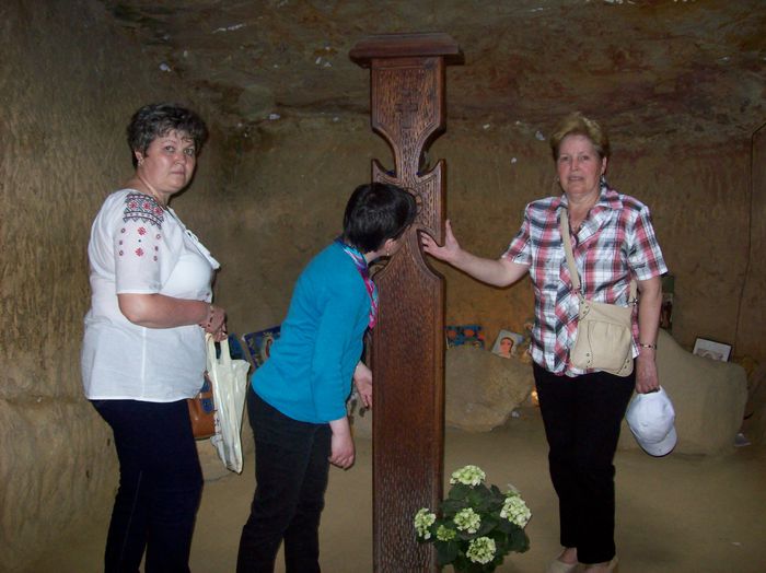 Închinare la altarul primei biserici rupestre din grota... - PELERINI PRIN TARA FAGARASULUI