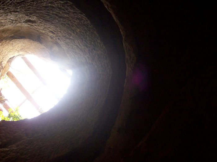 Prin turla grotei pătrunde lumina soarelui... - PELERINI PRIN TARA FAGARASULUI