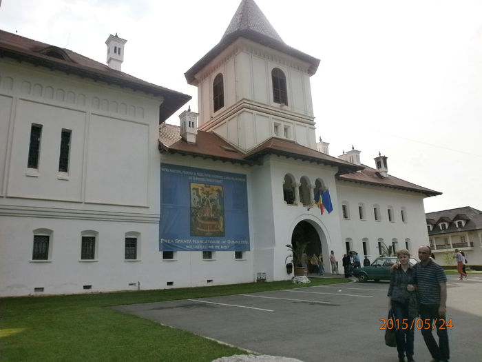 Portalul şi clopotniţa mănăstiri..