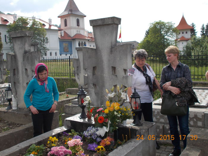 La cimitirul Manăstiriă... - PELERINI PRIN TARA FAGARASULUI