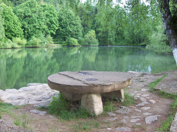 Masa de piatră de lîngă lac adusă de Părintele ARSENIE BOCA. - PELERINI PRIN TARA FAGARASULUI