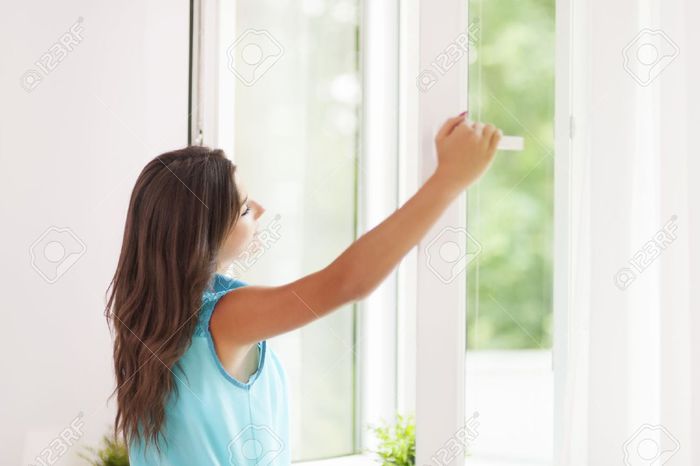*din casa, Denisa se uita pe geam*