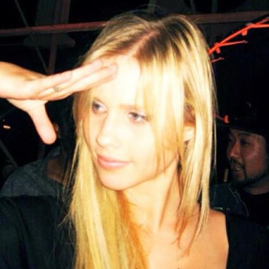 Uite-o si pe ne;;buna aia de Denisa, ne face cu mana ;))) *rade*