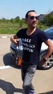 *trecea pe strada si vede atata lume*Ce se da aicia gratis?Tigai cumva?