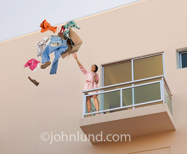 *ii arunca , hainele de la balcon*