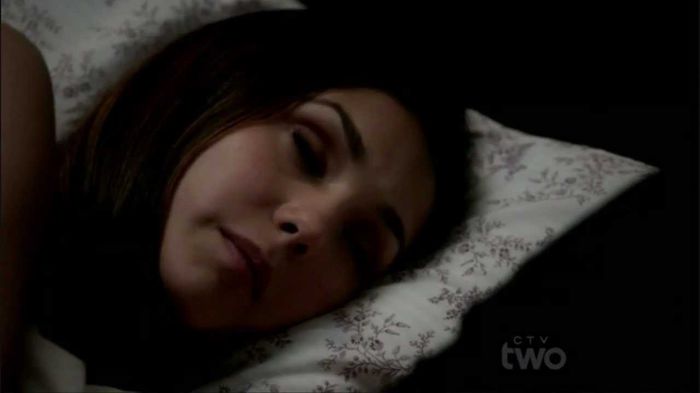 *se preface ca doarme*