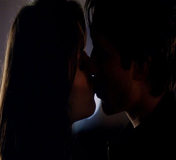 *se intoarce si il saruta*