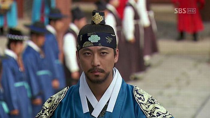 Prince-Sado-Oh-Man-Seok-looking-suitably-regal