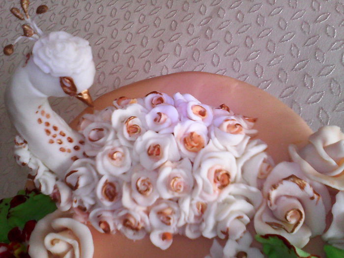 IMG_20150605_115713 - Tort paun din orhidee si trandafiri
