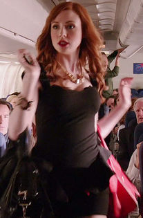 Faceti loc, faceti loc, intra diva! Dadeti-va oameni buni.