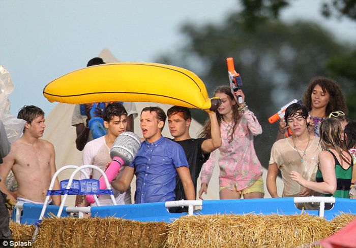 article-0-14B2AE40000005DC-952_634x443; live while we're young
