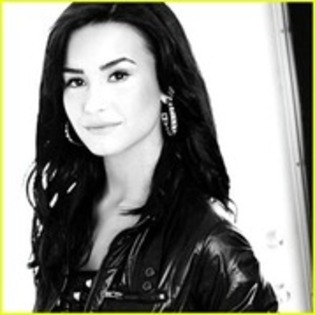 AGUSZFLNGZIKEEPABZA - Demi Lovato