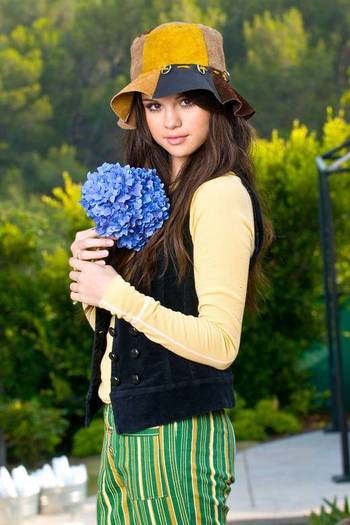 Selena-Gomez-selena-gomez-8926734-520-780
