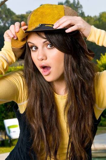 Selena-Gomez-selena-gomez-8926738-518-779