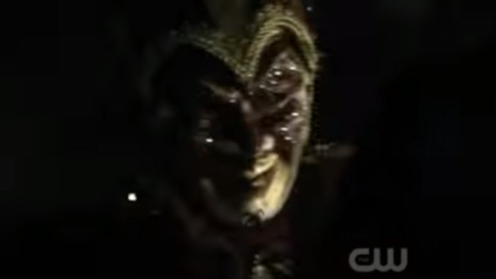 *ii pune un servetel cu Cloroform *solutie sa adoarma* la nas*