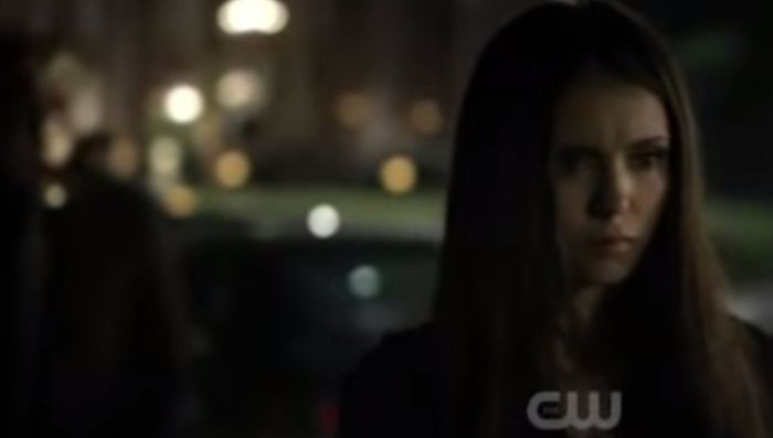 *simte ca e cineva in spatele ei*