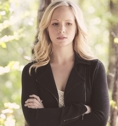 *il ia de brat si intra in casa*