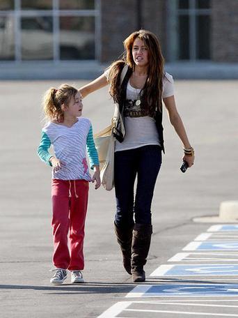 noah_cyrus_miley_cyrus_walking_car_park_342x456_160409_[1] - poze surorile lui miley