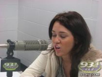 miley - miley la un post de radio