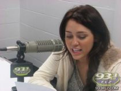 miley - miley la un post de radio