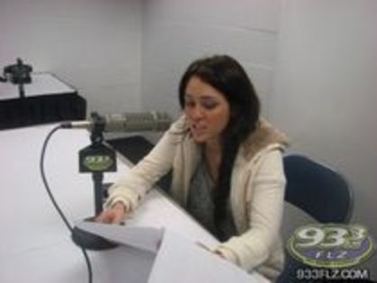 miley - miley la un post de radio