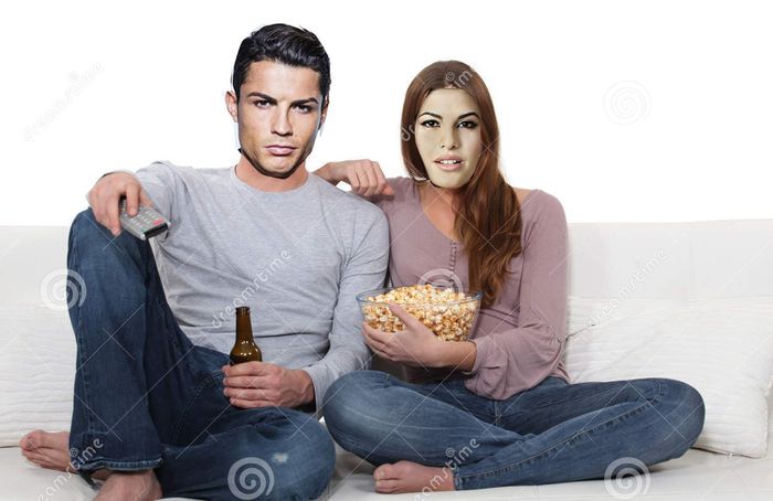 *se uita la meci Juventus-Barcelona*